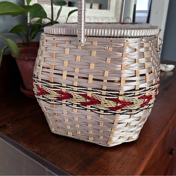 Eaton’s Vintage Woven Sewing Basket with Floral Embroidery and Satin Interior - Picture 4 of 16